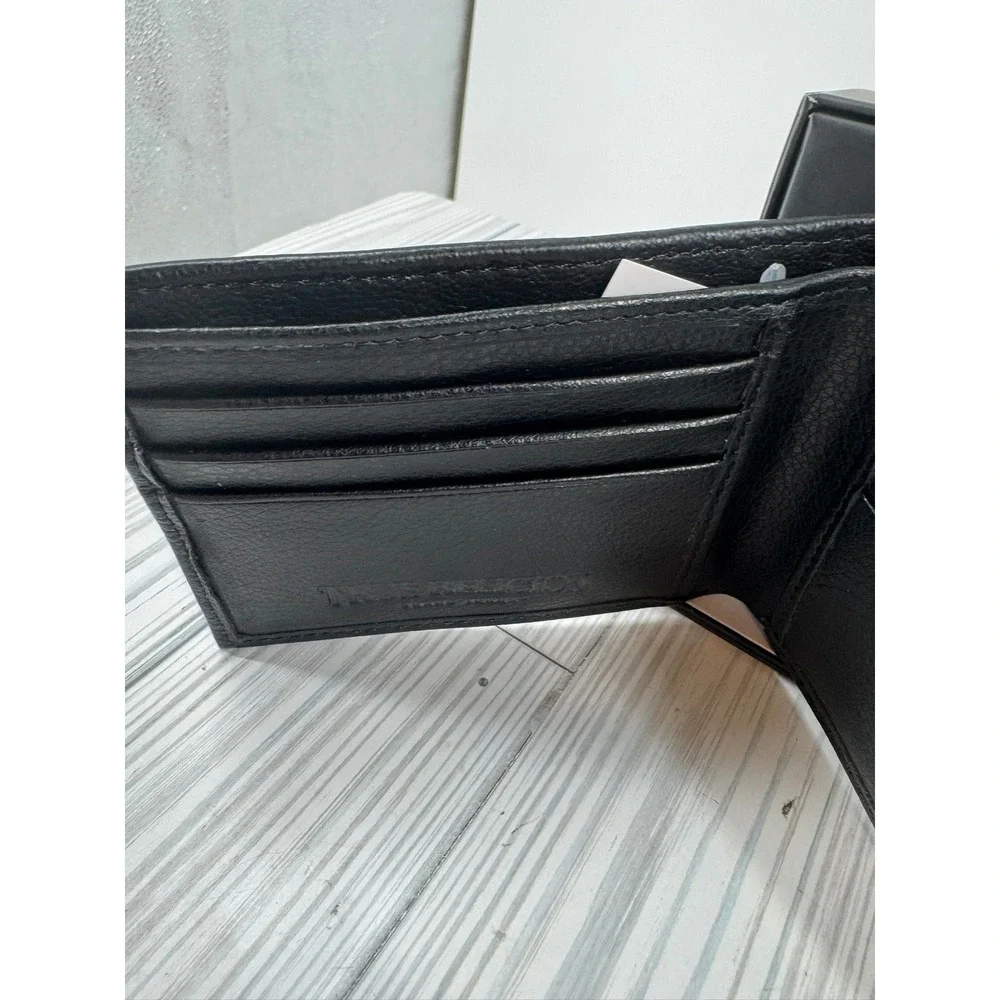 True Religion Mens Black Genuine Leather Sonny Bifold Wallet‎ Metal Logo Plate